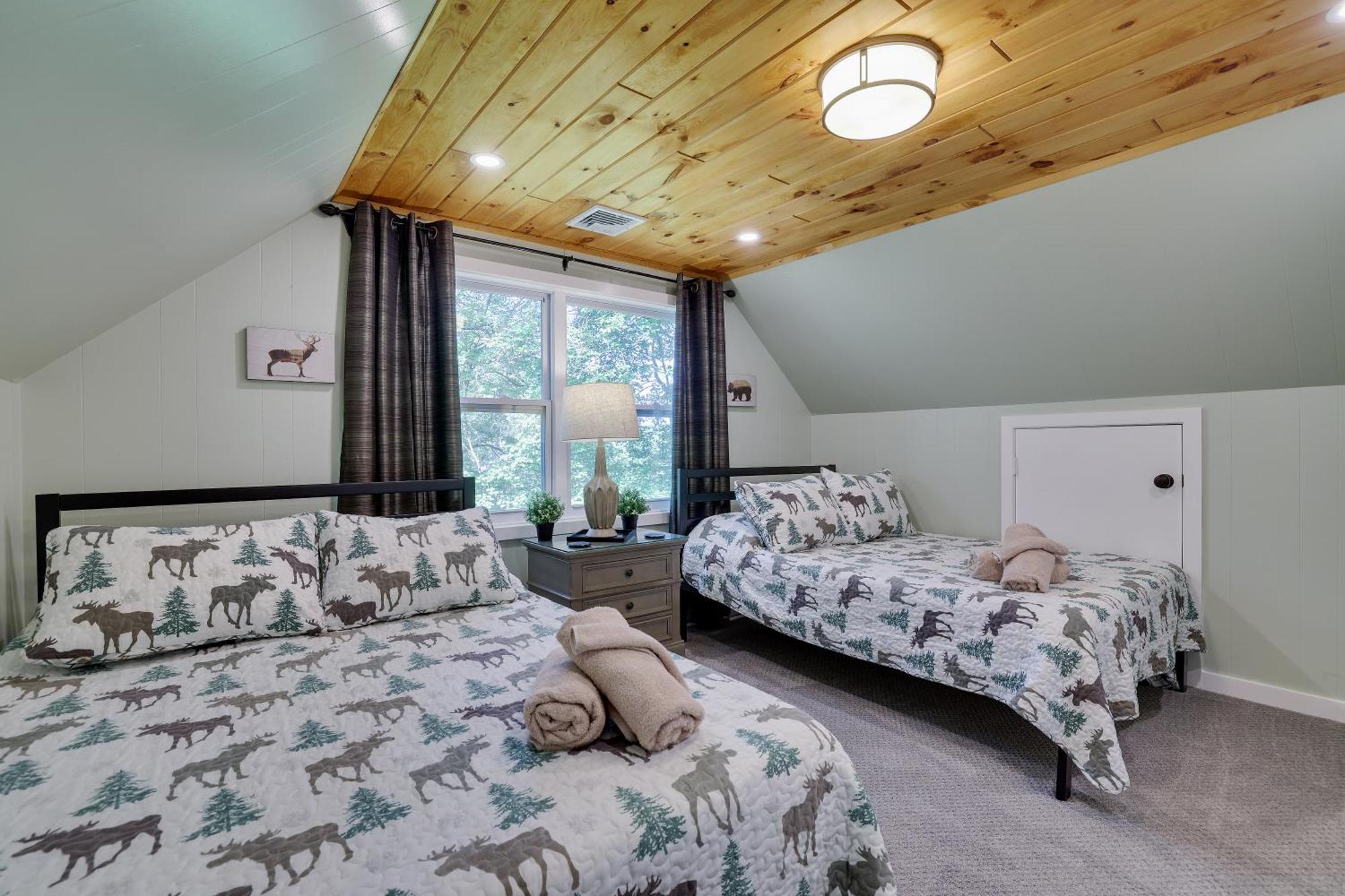 Poconos Brand New Lakefront Oasis 1 Acre, Hottub Gameroom Firepits Talk About Privacy Albrightsville Exterior foto